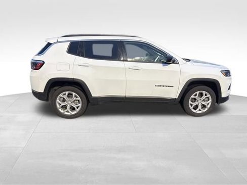 Used 2024 Jeep Compass Latitude image 8