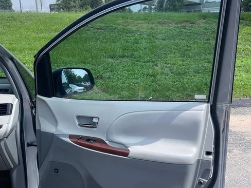 Used 2011 Toyota Sienna XLE w/ Premium Pkg FWD image 11