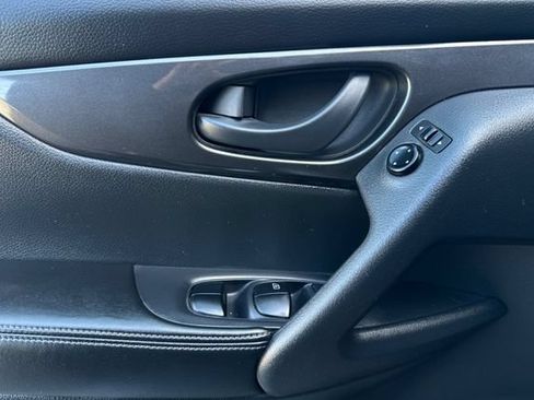Used 2020 Nissan Rogue S FWD image 11