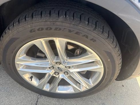 Used 2017 Ford Explorer XLT w/ Equipment Group 202A FWD image 5