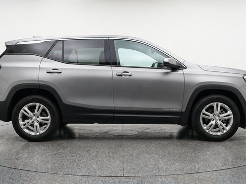 Used 2024 GMC Terrain SLE FWD image 11