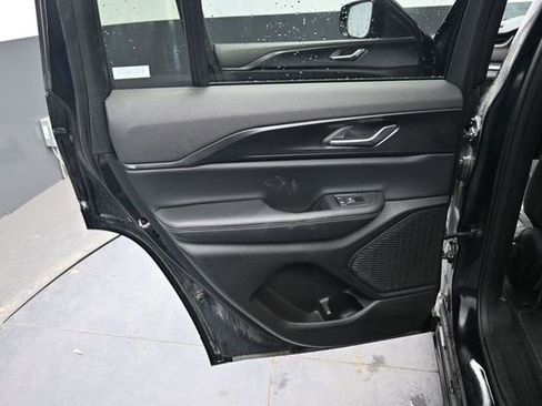 Used 2025 Jeep Grand Cherokee Altitude AWD/4WD image 13