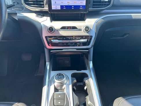 Used 2020 Ford Explorer XLT w/ Equipment Group 202A AWD/4WD image 18