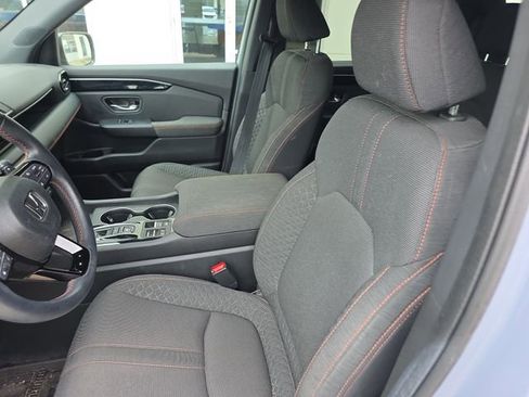 Used 2025 Honda Pilot Sport image 8