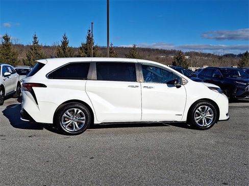 Certified 2021 Toyota Sienna XSE image 7