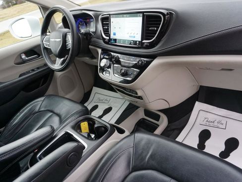 Used 2022 Chrysler Pacifica Touring-L image 24