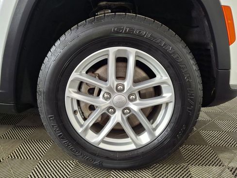 Used 2023 Jeep Grand Cherokee L Laredo AWD/4WD image 34