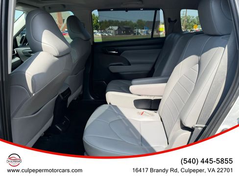 Used 2021 Toyota Highlander XLE FWD image 10