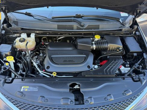 Used 2021 Chrysler Voyager LX image 18