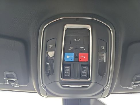 New 2025 Jeep Grand Cherokee Altitude image 3