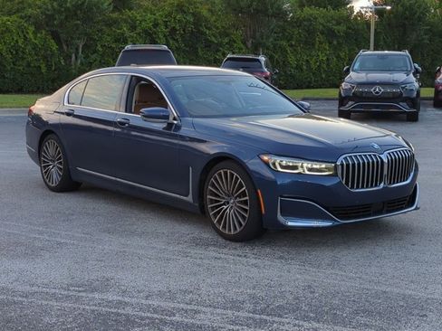 Used 2022 BMW 740i w/ Luxury Rear Seating Package RWD image 3