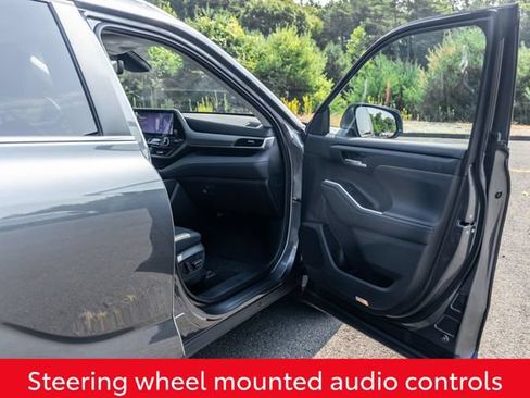Used 2023 Toyota Highlander XLE AWD/4WD image 18