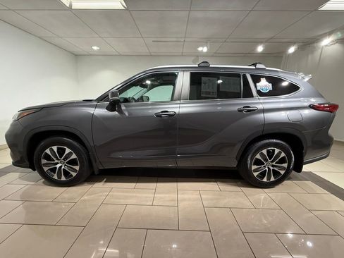 Used 2023 Toyota Highlander XLE image 2