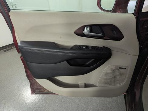 Used 2017 Chrysler Pacifica Limited FWD image 9
