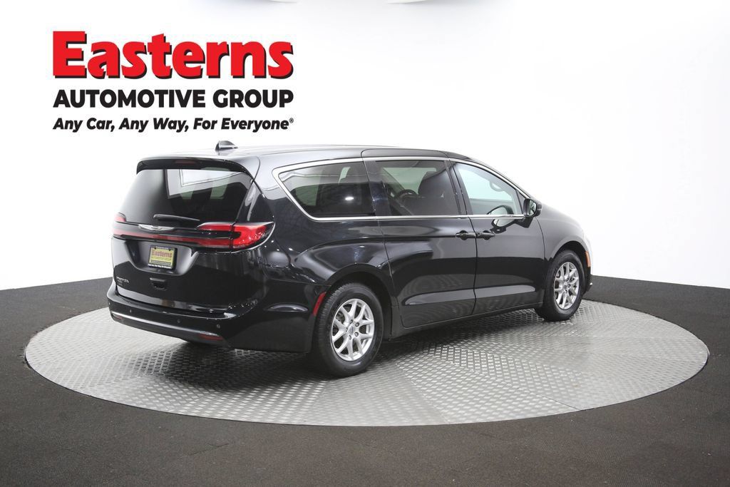 Used 2023 Chrysler Pacifica Touring-L FWD image 45