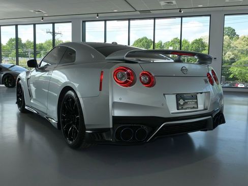 Used 2023 Nissan GT-R Premium w/ Floor Mat Package AWD/4WD image 5