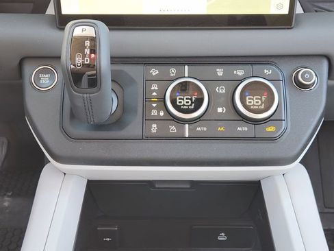Used 2025 Land Rover Defender 130 X-Dynamic SE AWD/4WD image 18