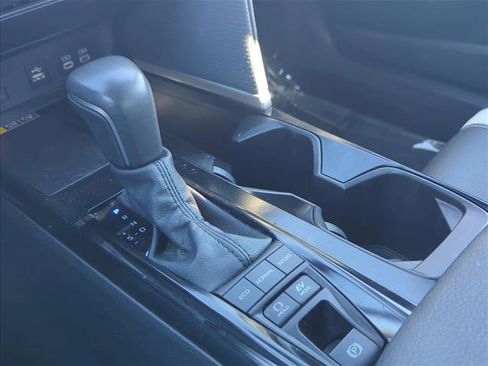 Used 2025 Toyota Camry SE image 12