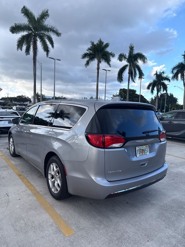 Used 2018 Chrysler Pacifica Touring Plus w/ Tire & Wheel Group FWD image 8