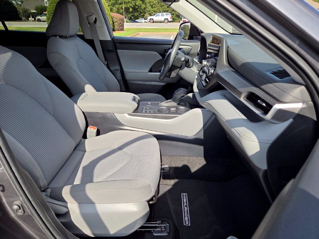 Used 2023 Toyota Highlander L FWD image 16