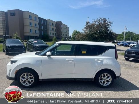 Used 2023 Kia Soul LX w/ Option Group 015 FWD image 2