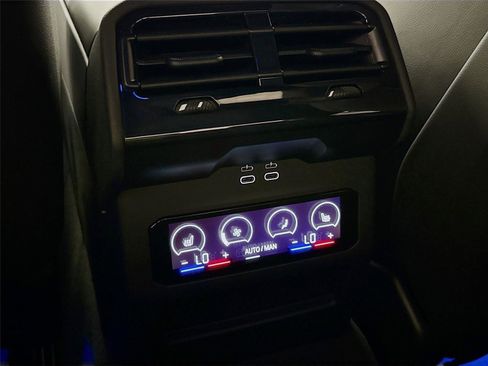 Used 2025 BMW M5 w/ Carbon Package image 25