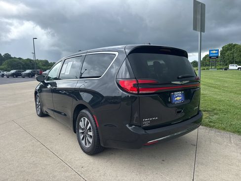 Used 2024 Chrysler Pacifica Limited FWD image 8