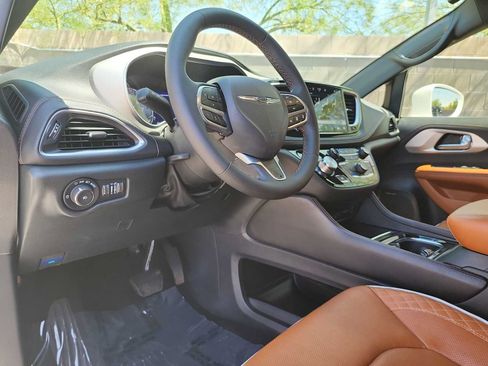 Used 2024 Chrysler Pacifica Pinnacle FWD image 10