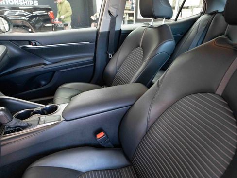 Used 2024 Toyota Camry SE image 10