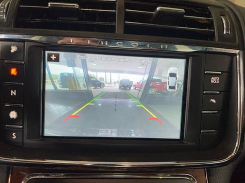 Used 2017 Lincoln Continental Premiere image 16