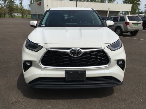Used 2021 Toyota Highlander LE AWD/4WD image 9
