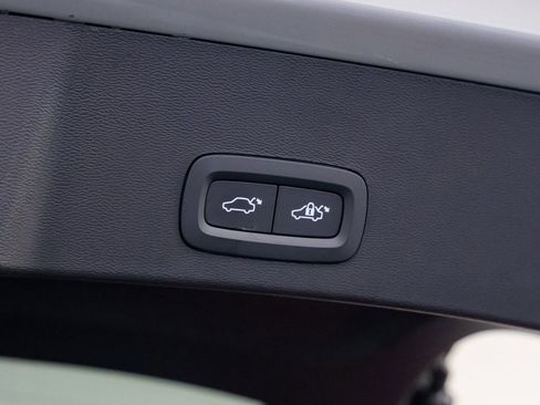 Used 2025 Volvo XC40 B5 Core image 32