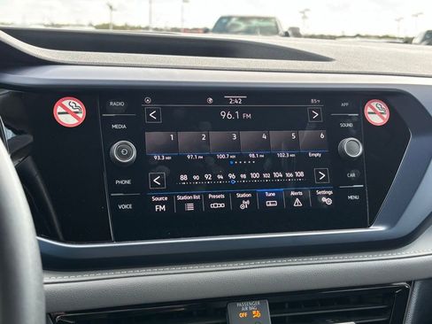 Used 2024 Volkswagen Taos SE image 9