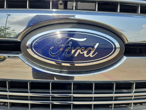 Used 2018 Ford F150 Lariat w/ Equipment Group 502A Luxury AWD/4WD image 11