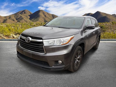 Used 2016 Toyota Highlander XLE AWD/4WD image 2