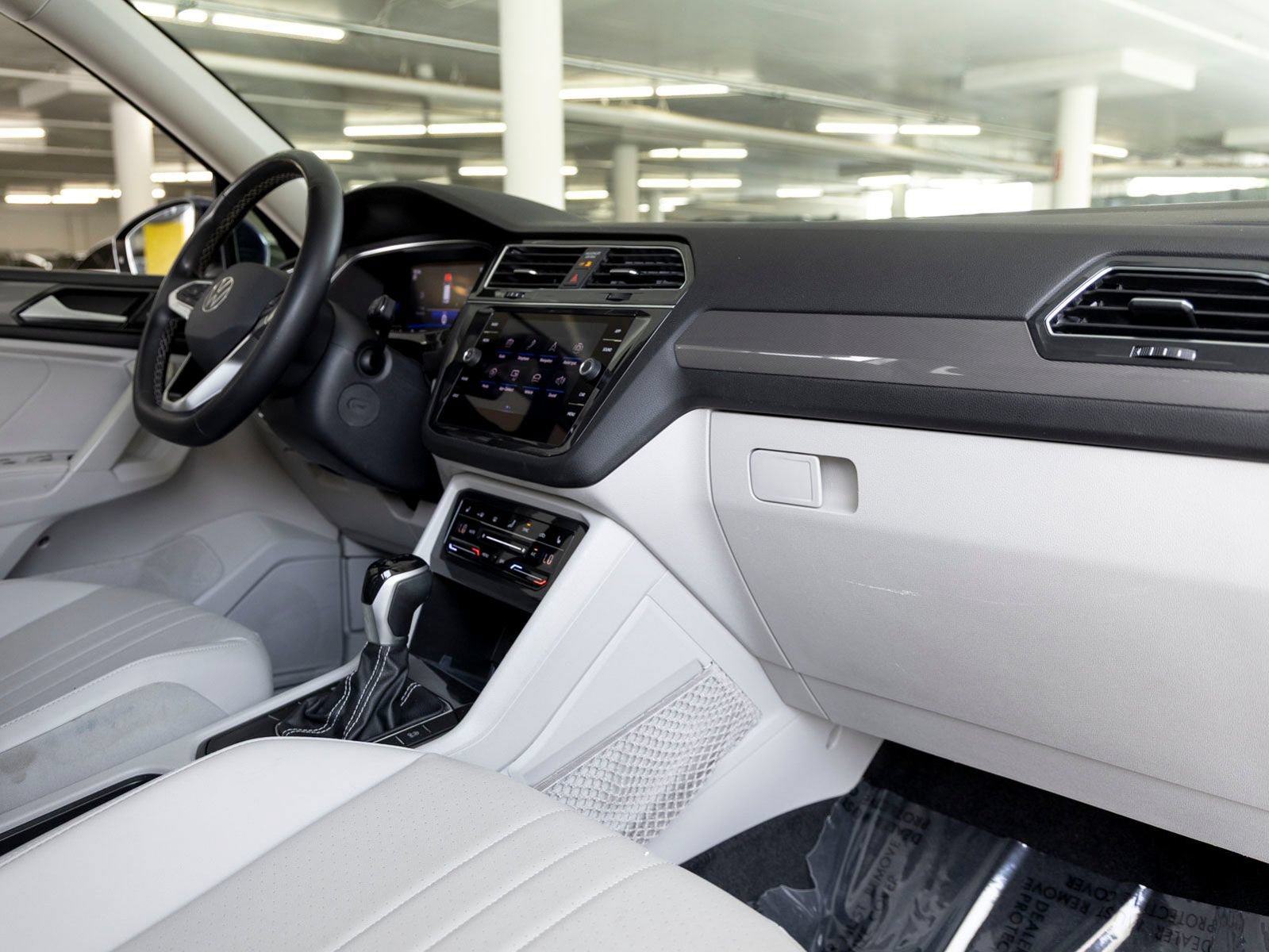 Used 2023 Volkswagen Tiguan SE w/ Panoramic Sunroof Package FWD image 28