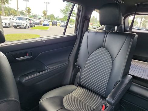 Used 2022 Toyota Highlander XSE FWD image 9