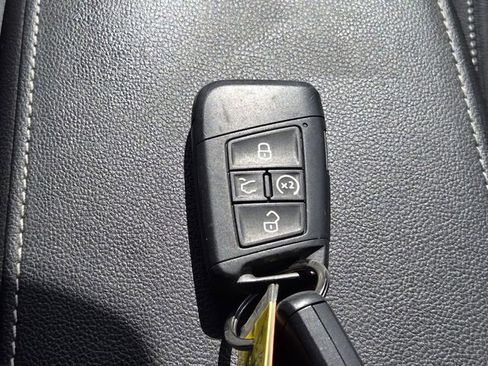 Certified 2022 Volkswagen Tiguan SE FWD image 20