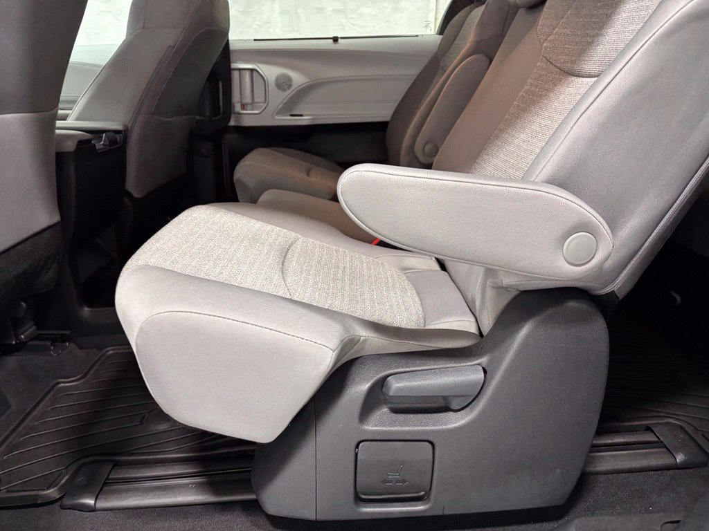 Used 2026 Toyota Sienna LE FWD image 46