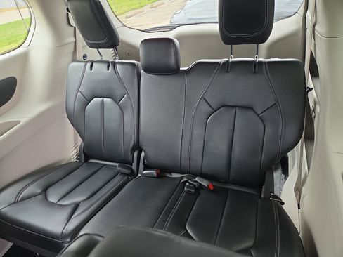 Used 2023 Chrysler Pacifica Touring-L FWD image 8