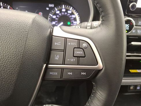 Certified 2023 Toyota Highlander XLE image 18