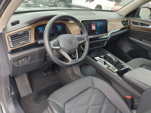 Used 2024 Volkswagen Atlas SE image 16