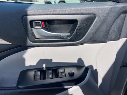 Used 2019 Toyota Highlander XLE FWD image 15