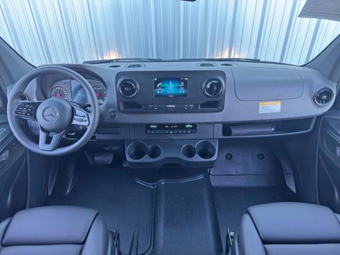 Used 2024 Mercedes-Benz Sprinter 2500 image 12