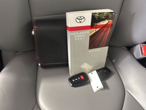 Used 2021 Toyota Highlander XLE AWD/4WD image 24