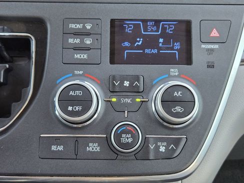 Used 2018 Toyota Sienna XLE Premium image 17