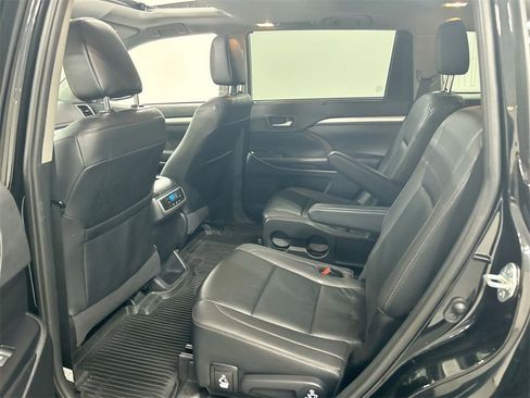 Used 2019 Toyota Highlander SE image 20