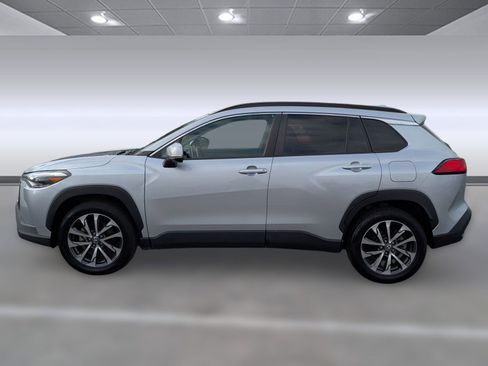 Used 2022 Toyota Corolla Cross XLE image 2