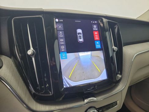 Used 2023 Volvo XC60 B5 Plus image 29