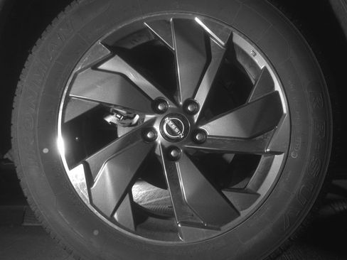 Used 2025 Nissan Rogue SV FWD image 15